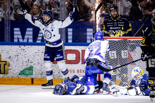 HV71s Hugo Fransson och Joona Luoto och målvakt Felix