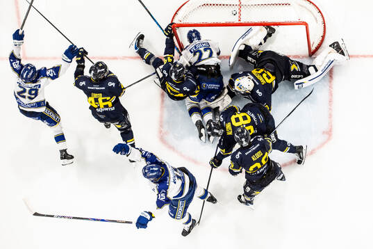 Leksands Max Veronneau gör 4-3 bakom HV71s målvakt Felix