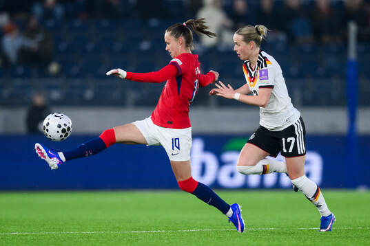 Caroline Graham Hansen of Norway and Franziska Kett of