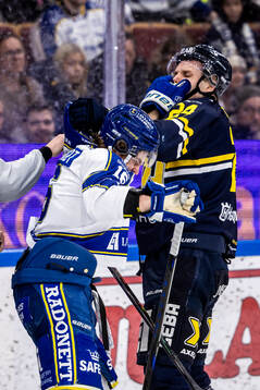 Leksands Rocky Langvardt och HV71s Hampus Eriksson