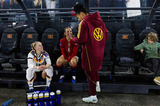 Lea Schüller of Germany and Tuva Hansen of Norway