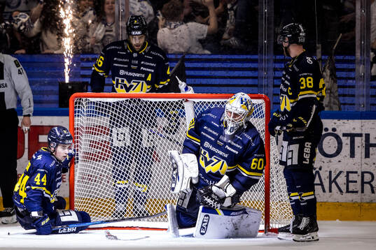 HV71s Hugo Fransson, Joona Luoto, målvakt Felix Sandström