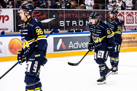 HV71s Axel Rindell och Lukas Rousek och Nikola Pasic deppar