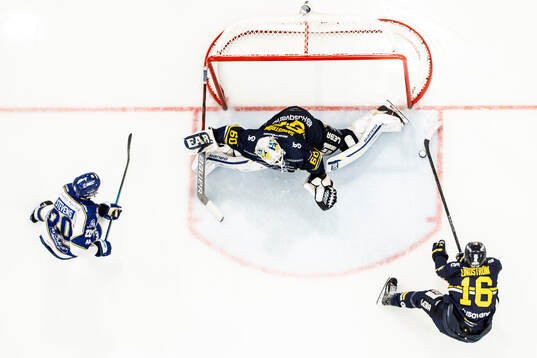 Leksands Nolan Stevens och HV71s målvakt Felix Sandström