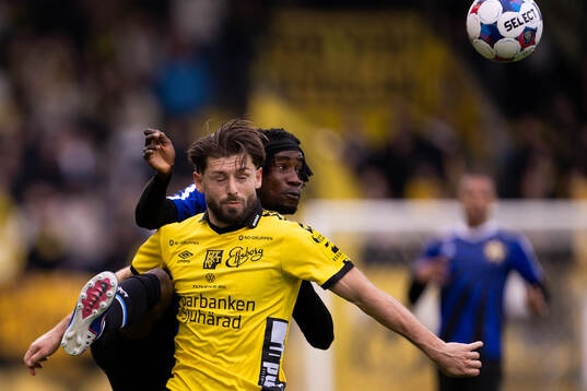 Elfsborgs Arber Zeneli och Sirius Odera Samuel Onuchukwu