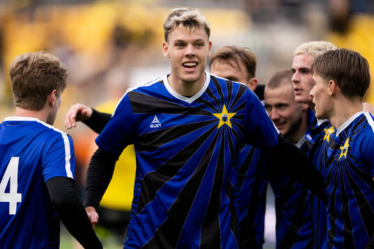 Sirius Tobias Anker jublar med supportrarna