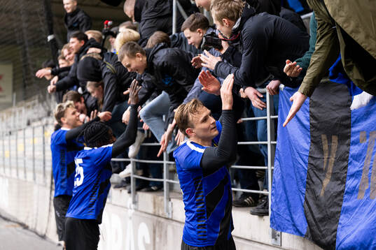 Sirius spelare jublar med supportrarna