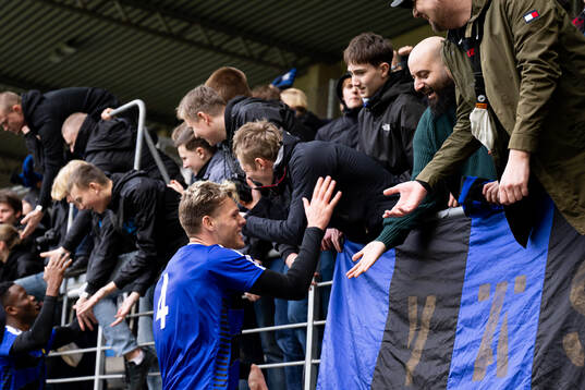 Sirius spelare jublar med supportrarna