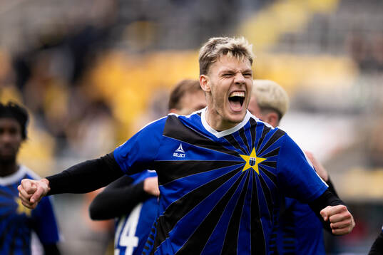 Sirius Tobias Anker jublar med supportrarna