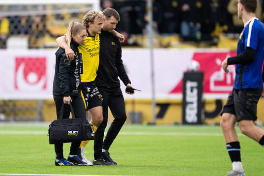Elfsborgs Julius Beck lämnar planen skadad