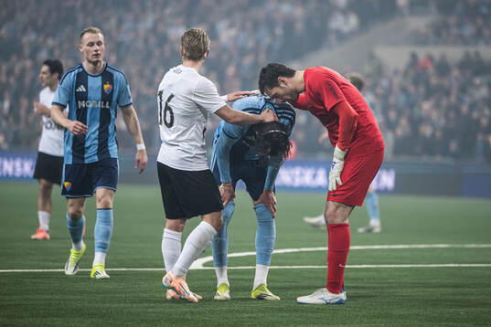 Djurgårdens Nino Zugelj med Brommapojkarnas Simon Strand