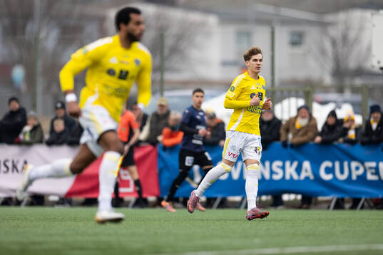 uFalkenbergs Hampus Källström nder fotbollsmatchen i
