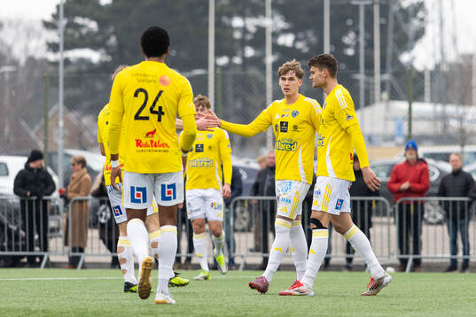 Falkenbergs Hampus Källström jublar med lagkamrat