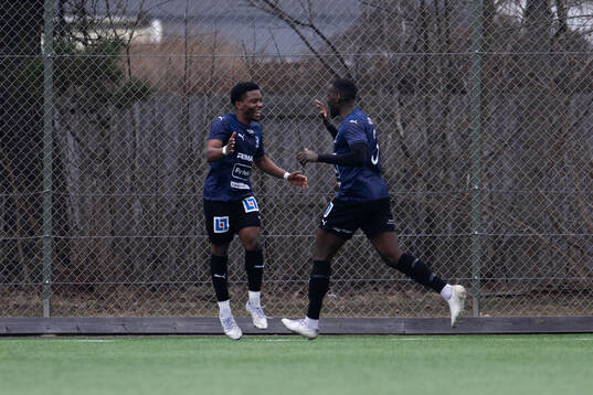 IFK Skövdes Chewe Mukuka jublar med Edwin Mahisa
