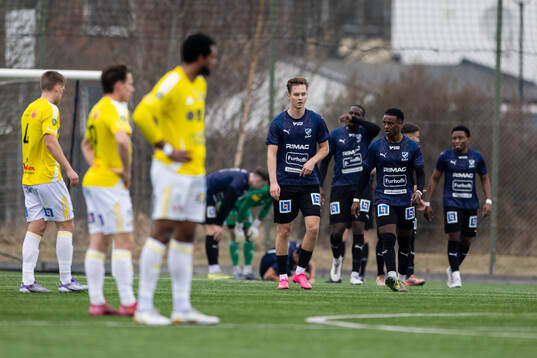 IFK Skövdes spelare jublar