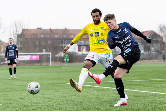 Falkenbergs Hugo Komano och IFK Skövdes Simon Gustavsson