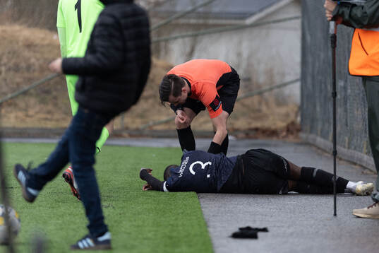 IFK Skövdes Edwin Mahisa har ont