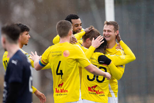 Falkenbergs Noel Hansson jublar med lagkamrater