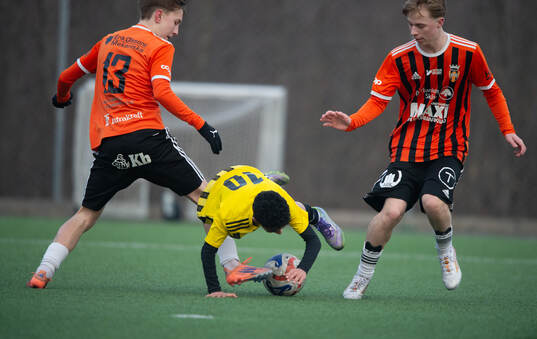 IFK Hässleholms Mostafa Ali trycks ner av Kristianstads