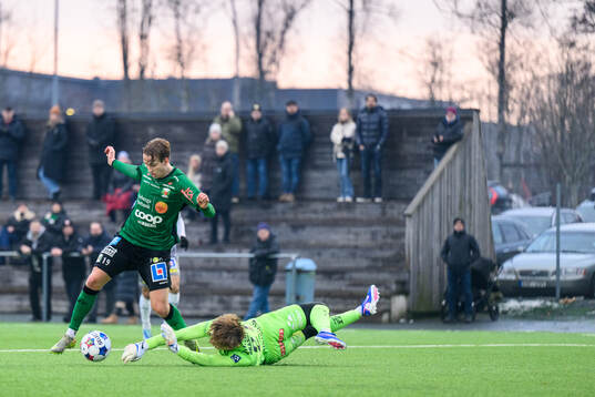 Varbergs Jonathan Nilsson och Karlstads målvakt Toomas