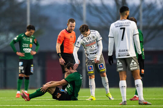 Varbergs Albin Winbo har ont och klappas om av Karlstads