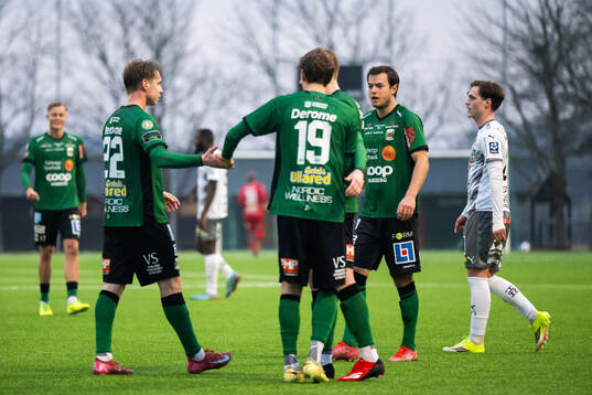 Varbergs Jonathan Nilsson jublar med lagkamrater