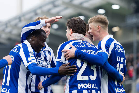 IFK Göteborgs Kolbeinn Thordarson jublar med lagkamrater