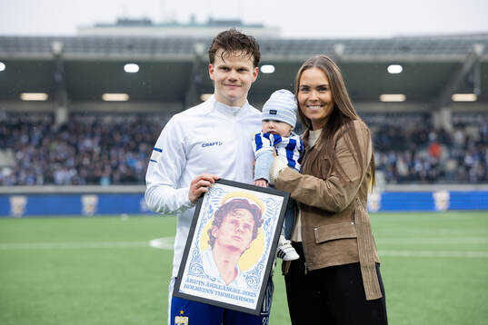 IFK Göteborgs Kolbeinn Thordarson med familj och priset