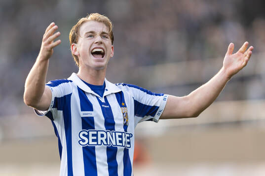 IFK Göteborgs Noah Tolf manar på publiken