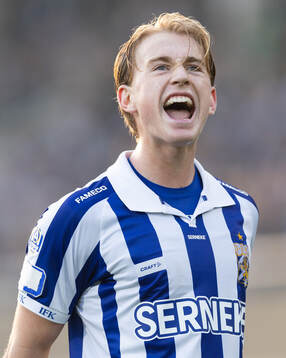 IFK Göteborgs Noah Tolf manar på publiken