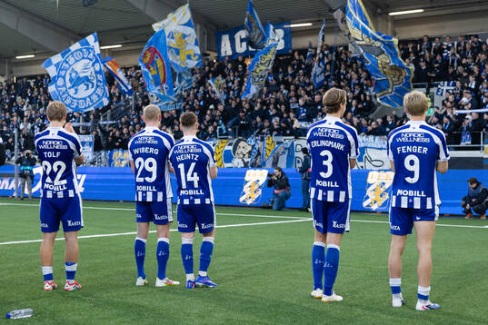 IFK Göteborgs spelare tackar publiken