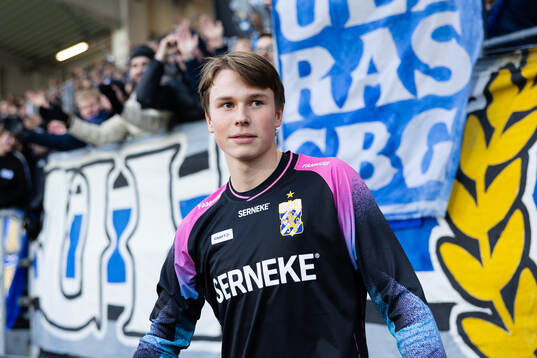 IFK Göteborgs målvakt Alexander Carlsson startar en