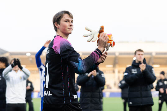 IFK Göteborgs målvakt Alexander Carlsson tackar klacken