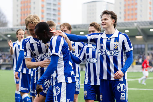 IFK Göteborgs Saidou Alioum Moubarak jublar med lagkamrater