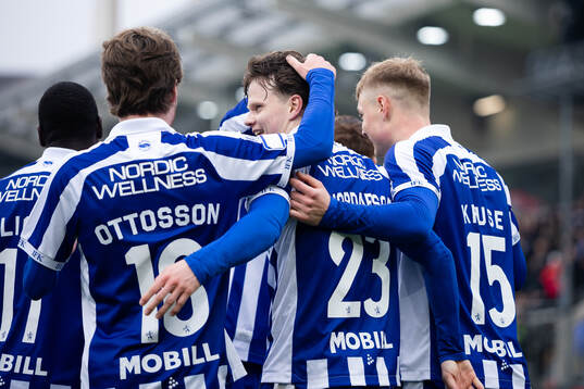 IFK Göteborgs Kolbeinn Thordarson jublar med lagkamrater