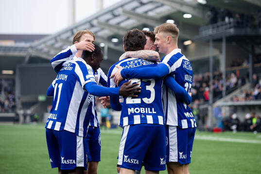 IFK Göteborgs Kolbeinn Thordarson jublar med lagkamrater