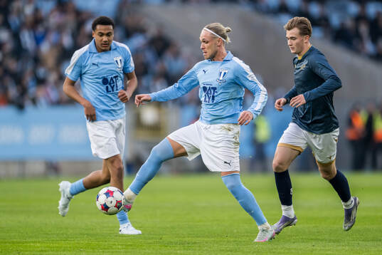 Malmö FFs Arnor Sigurdsson och Halmstads Ludvig Arvidsson