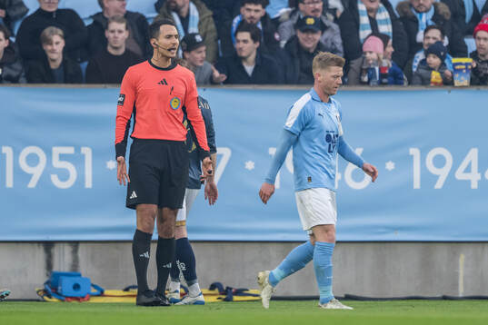 Domare Adi Aganovic och Malmö FFs Anders Christiansen