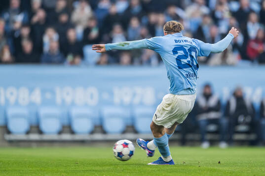 Malmö FFs Erik Botheim gör 1-0 på straff