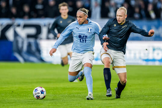 Malmö FFs Arnor Sigurdsson och Halmstads André Boman