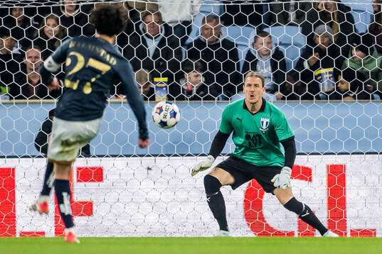 Halmstads Rocco Ascone och Malmö FFs målvakt Johan Dahlin