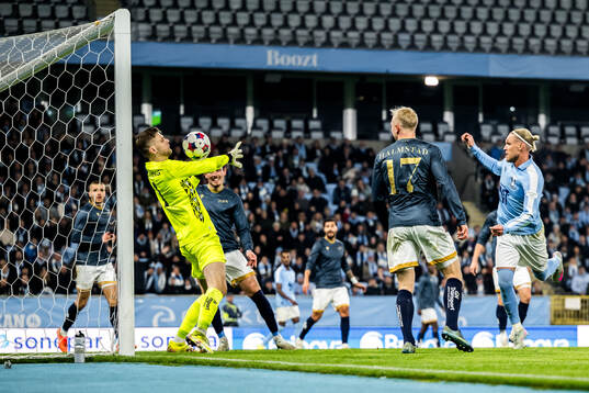 Halmstads målvakt Tim Rönning och Malmö FFs Arnor