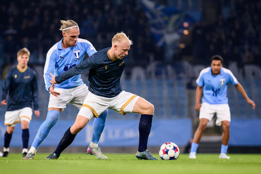 Malmö FFs Arnor Sigurdsson och Halmstads André Boman