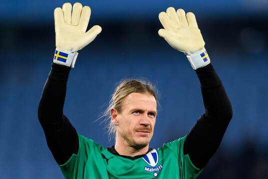 Malmö FFs målvakt Johan Dahlin tackar supportrarna