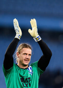 Malmö FFs målvakt Johan Dahlin tackar supportrarna