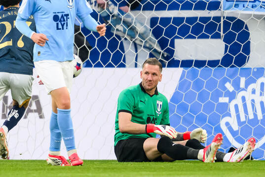 Malmö FFs målvakt Robin Olsen deppar