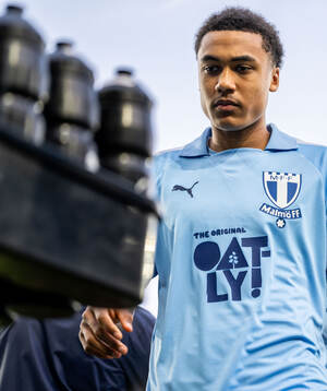 Malmö FFs Theodor Lundbergh iinför fotbollsmatchen i