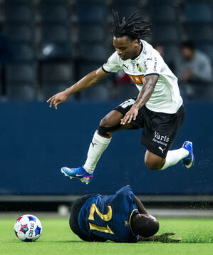 Häckens Jeremy Agbonifo och AIKs Stanley Wilson Omondi