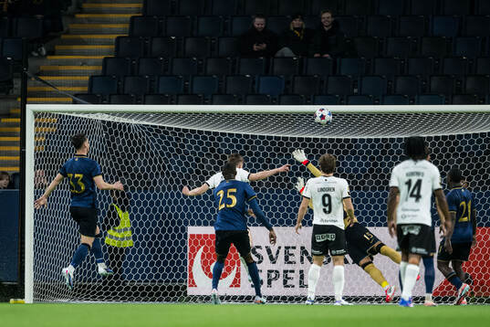 Häckens Adrian Svanbäck nickar bollen i ribban
