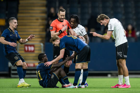 Häckens Silas Andersen och AIKs Stanley Wilson Omondi